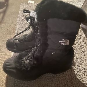 Woman’s size 9 1/2 north face snow boots brand new without tags